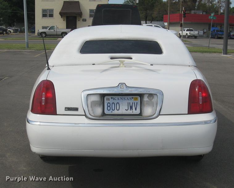 image for item DC1254 1998 Lincoln Town Car limousine