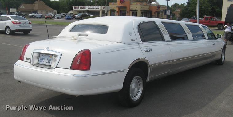 image for item DC1254 1998 Lincoln Town Car limousine