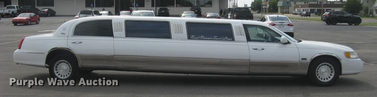 image for item DC1254 1998 Lincoln Town Car limousine