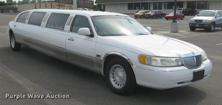image for item DC1254 1998 Lincoln Town Car limousine