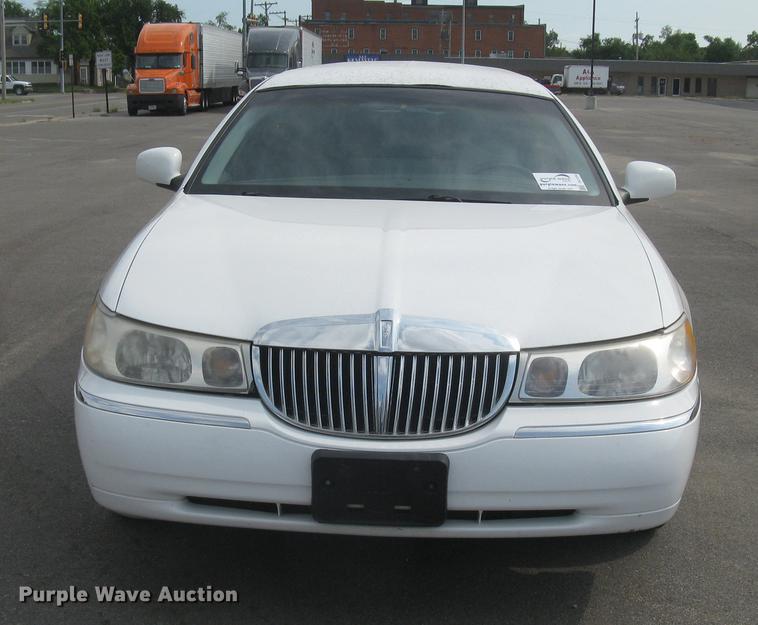 image for item DC1254 1998 Lincoln Town Car limousine