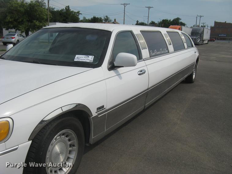 image for item DC1254 1998 Lincoln Town Car limousine
