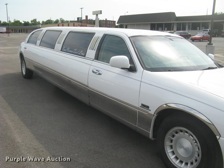 image for item DC1254 1998 Lincoln Town Car limousine