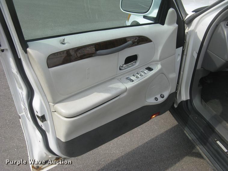 image for item DC1254 1998 Lincoln Town Car limousine