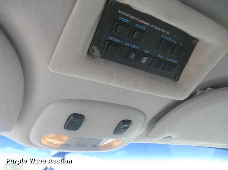 image for item DC1254 1998 Lincoln Town Car limousine