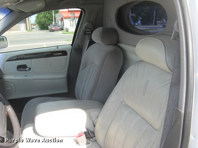 image for item DC1254 1998 Lincoln Town Car limousine