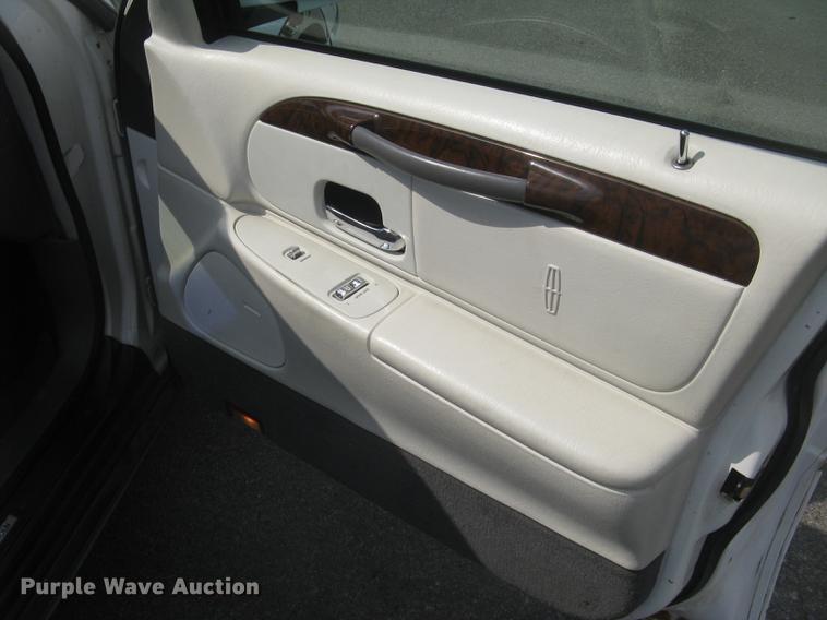 image for item DC1254 1998 Lincoln Town Car limousine