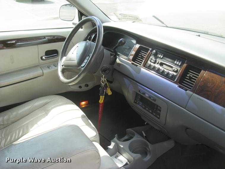 image for item DC1254 1998 Lincoln Town Car limousine