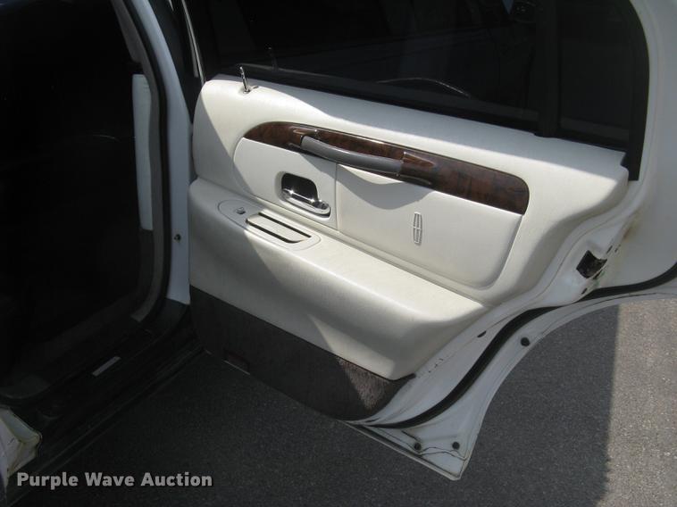 image for item DC1254 1998 Lincoln Town Car limousine
