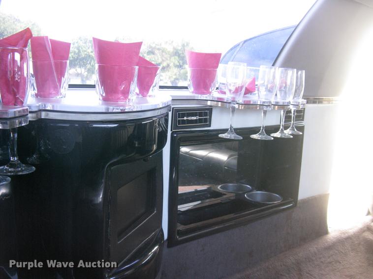 image for item DC1254 1998 Lincoln Town Car limousine