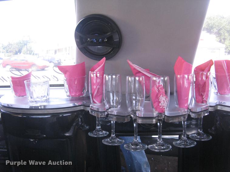 image for item DC1254 1998 Lincoln Town Car limousine