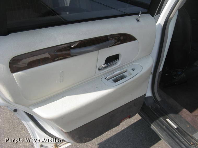 image for item DC1254 1998 Lincoln Town Car limousine