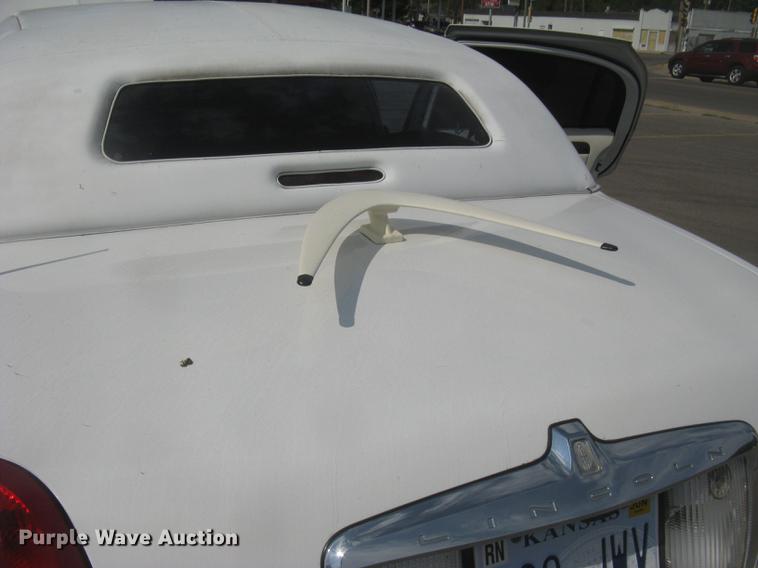 image for item DC1254 1998 Lincoln Town Car limousine