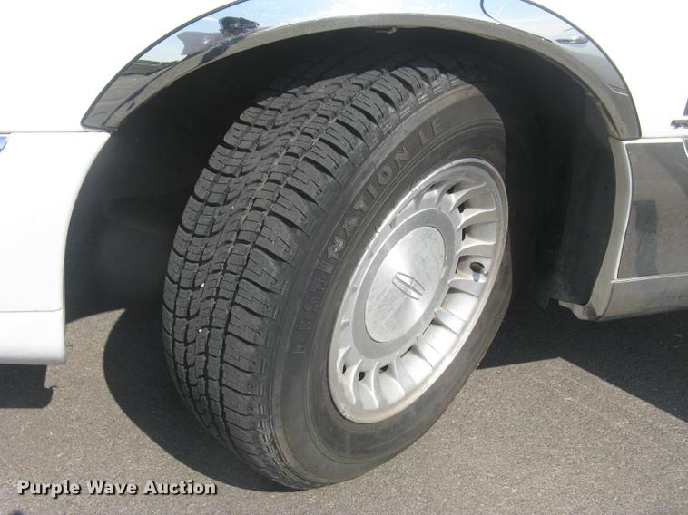 image for item DC1254 1998 Lincoln Town Car limousine