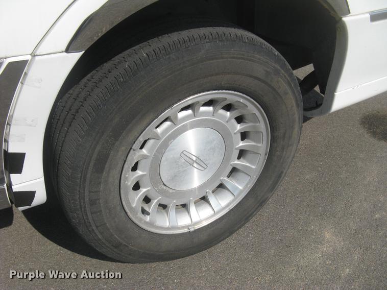 image for item DC1254 1998 Lincoln Town Car limousine