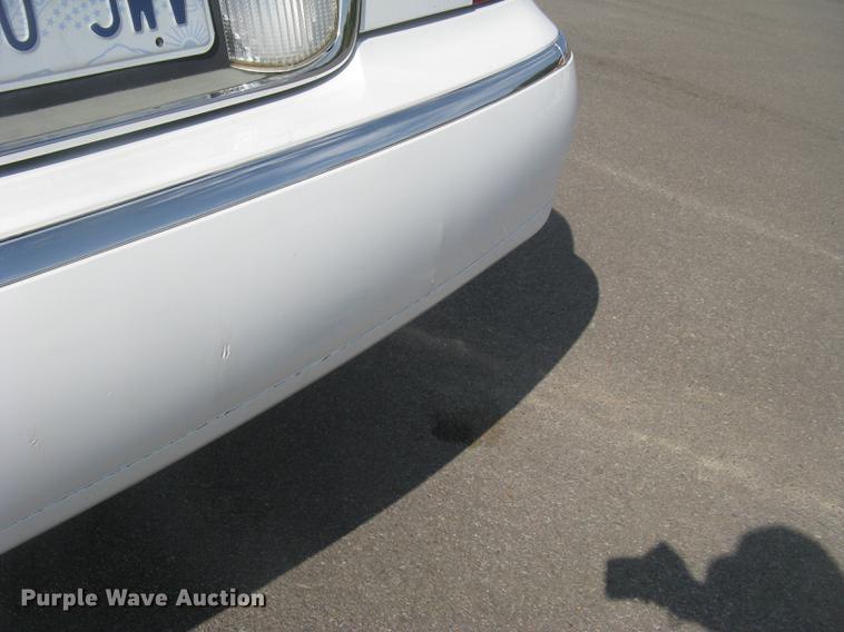 image for item DC1254 1998 Lincoln Town Car limousine