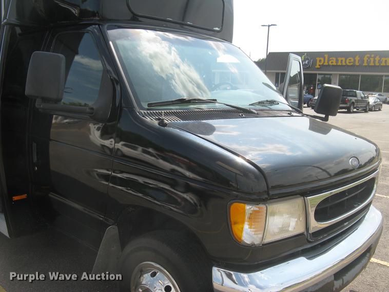 image for item DC1255 1999 Ford Econoline E350 Super Duty shuttle bus
