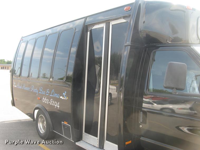 image for item DC1255 1999 Ford Econoline E350 Super Duty shuttle bus