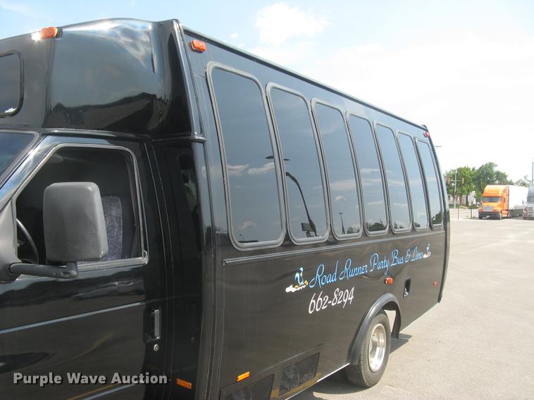 image for item DC1255 1999 Ford Econoline E350 Super Duty shuttle bus