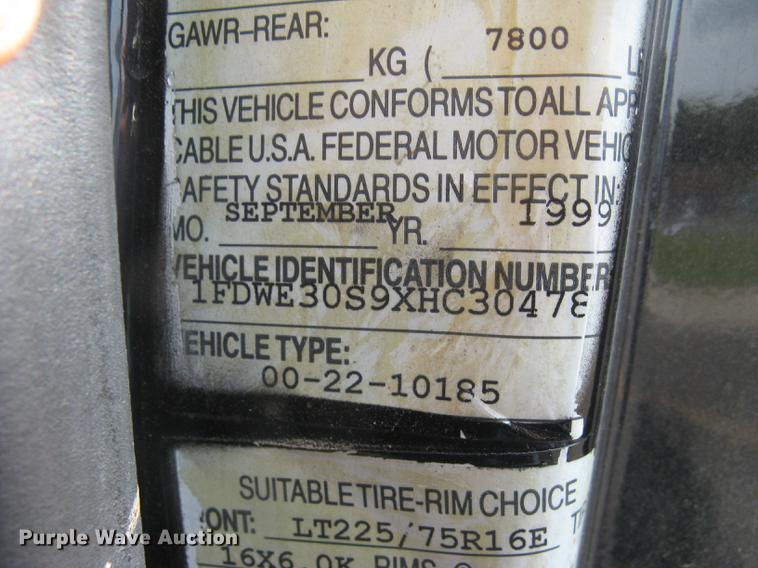 image for item DC1255 1999 Ford Econoline E350 Super Duty shuttle bus