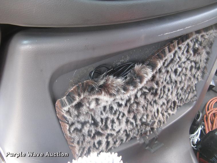 image for item DC1255 1999 Ford Econoline E350 Super Duty shuttle bus