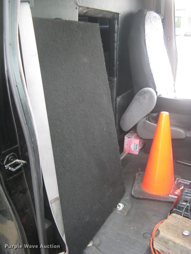 image for item DC1255 1999 Ford Econoline E350 Super Duty shuttle bus