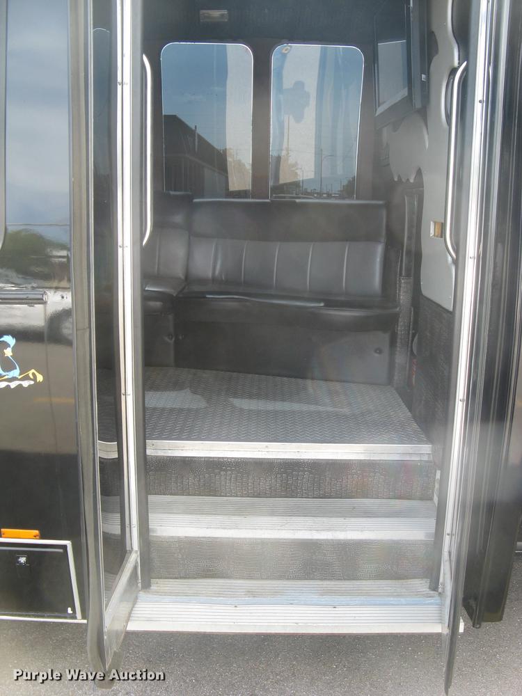 image for item DC1255 1999 Ford Econoline E350 Super Duty shuttle bus