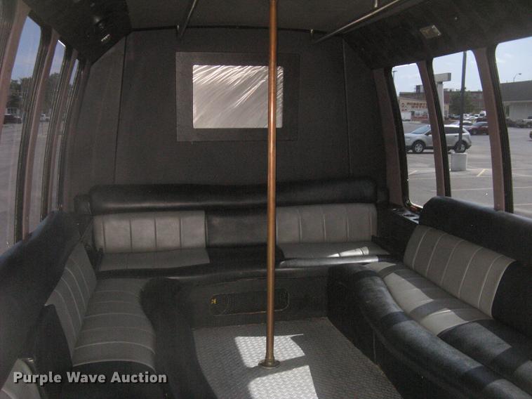 image for item DC1255 1999 Ford Econoline E350 Super Duty shuttle bus