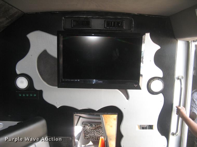 image for item DC1255 1999 Ford Econoline E350 Super Duty shuttle bus