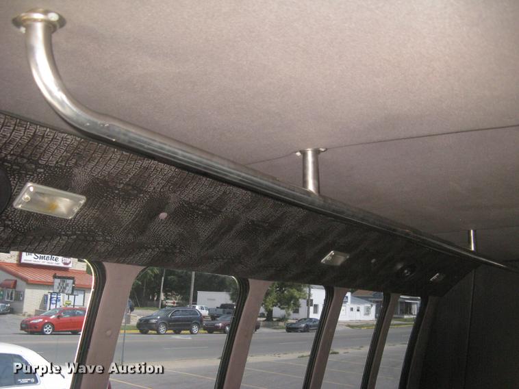 image for item DC1255 1999 Ford Econoline E350 Super Duty shuttle bus