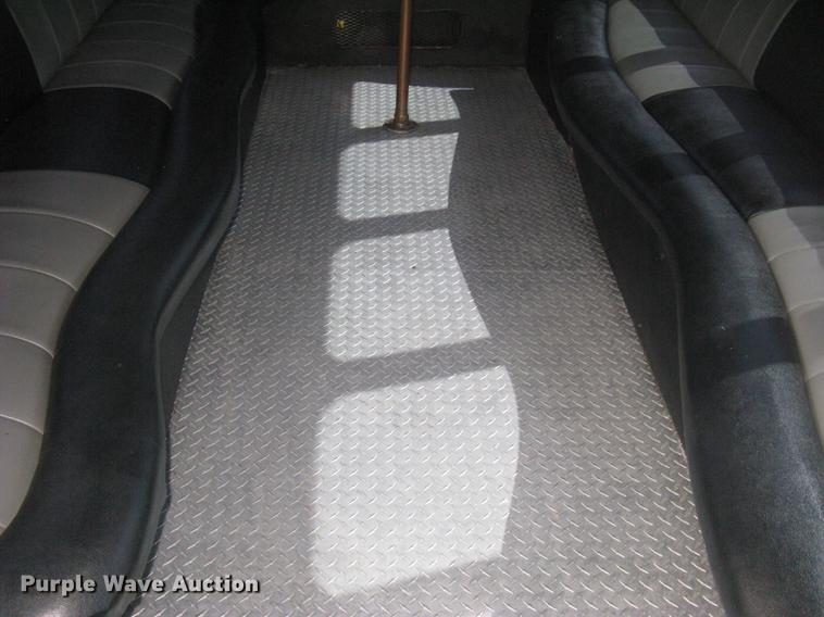 image for item DC1255 1999 Ford Econoline E350 Super Duty shuttle bus