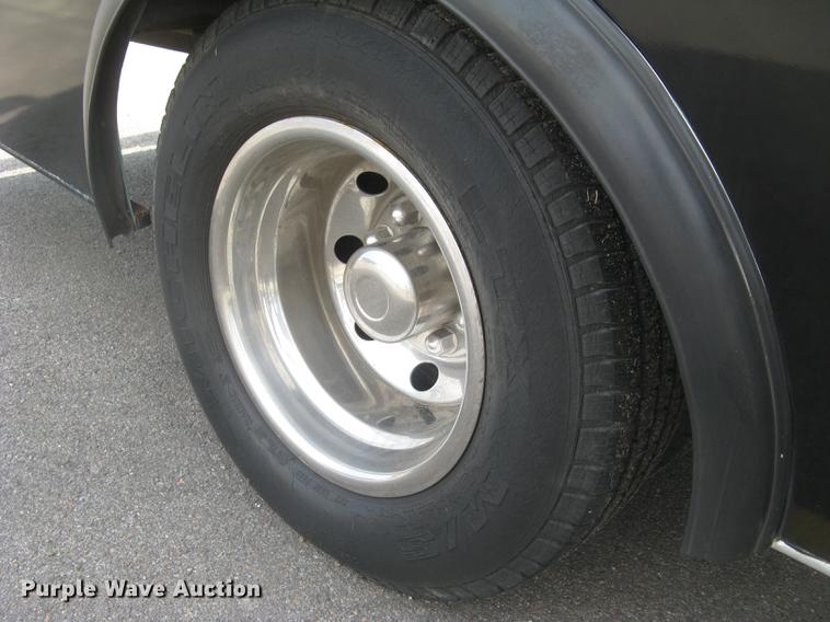 image for item DC1255 1999 Ford Econoline E350 Super Duty shuttle bus