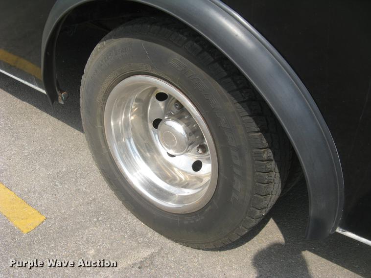 image for item DC1255 1999 Ford Econoline E350 Super Duty shuttle bus