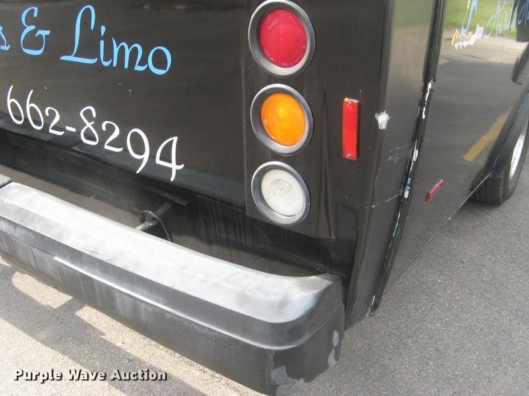 image for item DC1255 1999 Ford Econoline E350 Super Duty shuttle bus