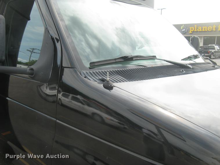 image for item DC1255 1999 Ford Econoline E350 Super Duty shuttle bus