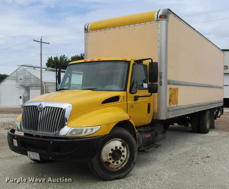 image for item DD2675 2005 International 4300 box ruck