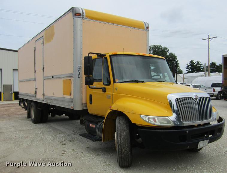image for item DD2675 2005 International 4300 box ruck