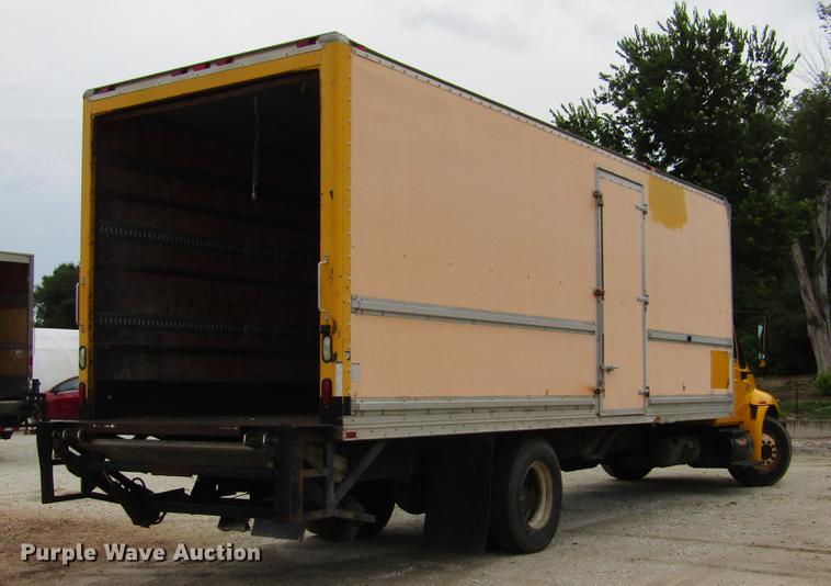 image for item DD2675 2005 International 4300 box ruck