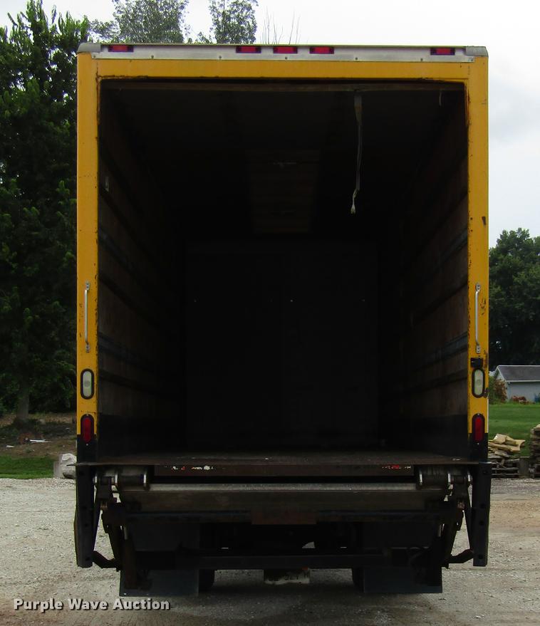 image for item DD2675 2005 International 4300 box ruck