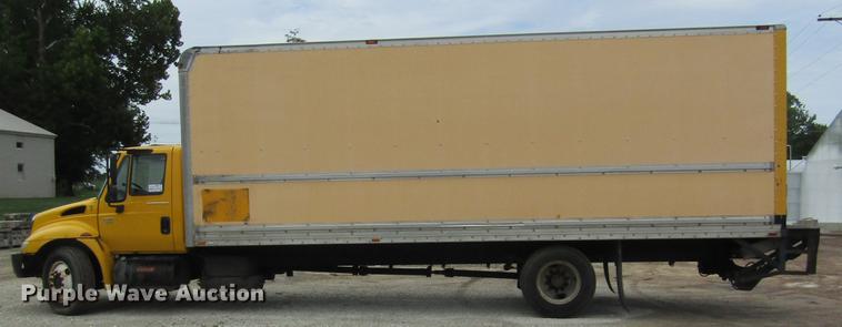 image for item DD2675 2005 International 4300 box ruck