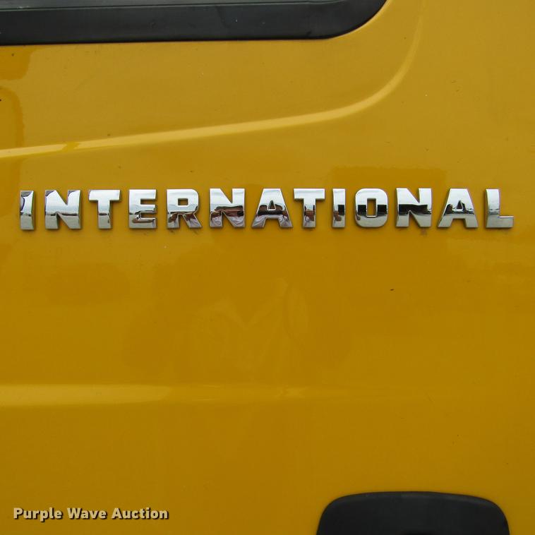 image for item DD2675 2005 International 4300 box ruck