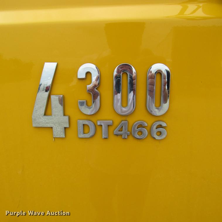 image for item DD2675 2005 International 4300 box ruck