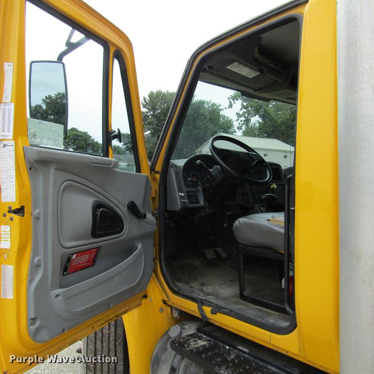 image for item DD2675 2005 International 4300 box ruck