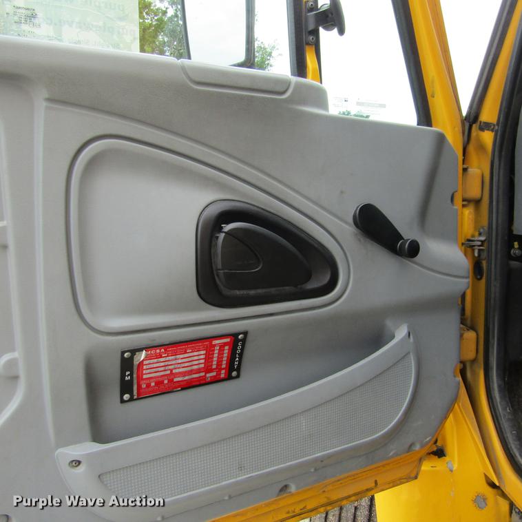 image for item DD2675 2005 International 4300 box ruck