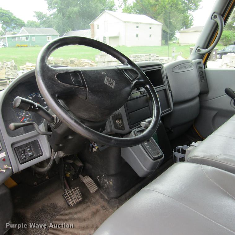 image for item DD2675 2005 International 4300 box ruck