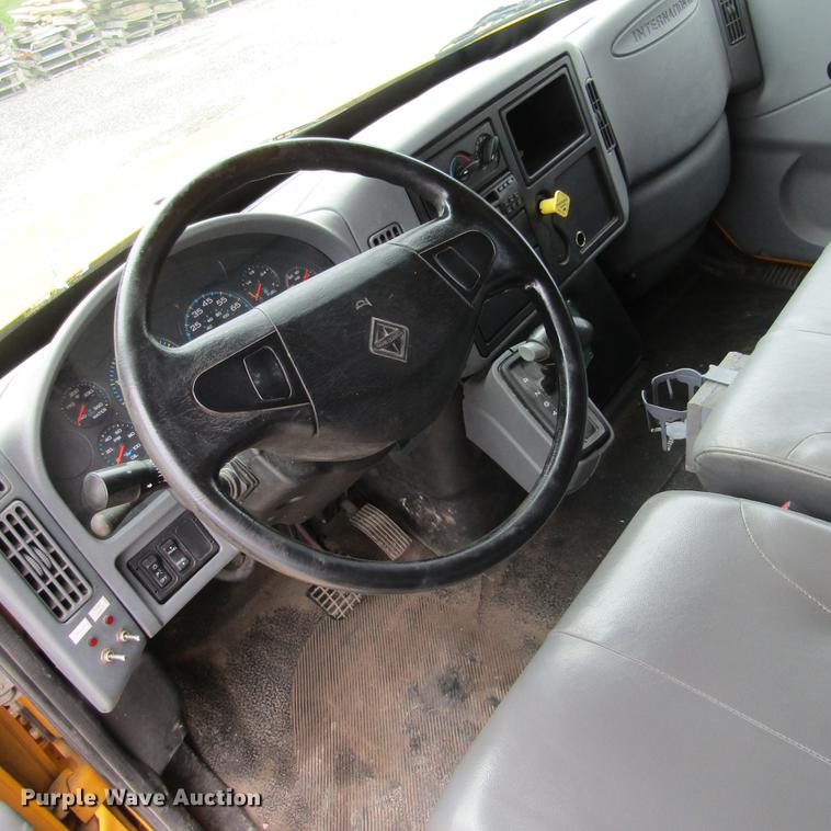 image for item DD2675 2005 International 4300 box ruck