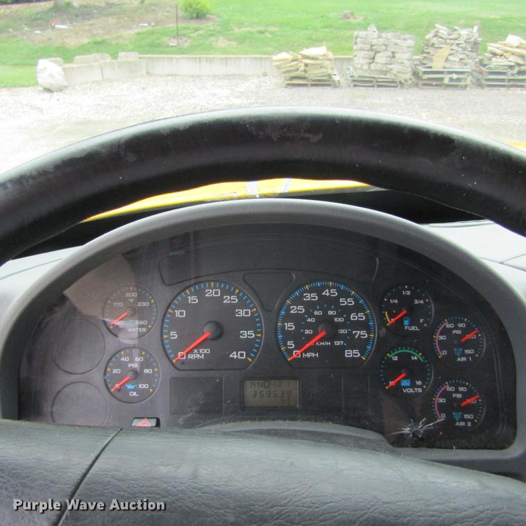 image for item DD2675 2005 International 4300 box ruck