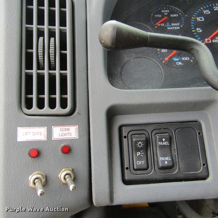 image for item DD2675 2005 International 4300 box ruck