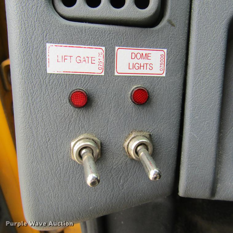 image for item DD2675 2005 International 4300 box ruck