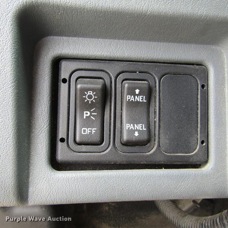 image for item DD2675 2005 International 4300 box ruck